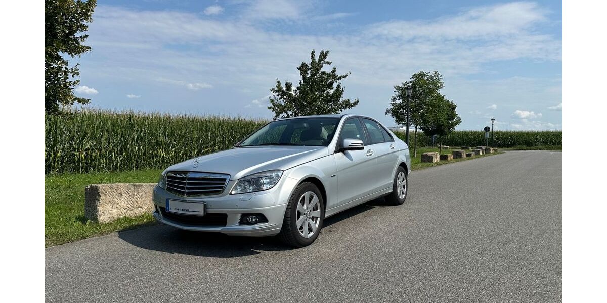 Mercedes-Benz 220 97.850 km 8.800 &euro; München 81243