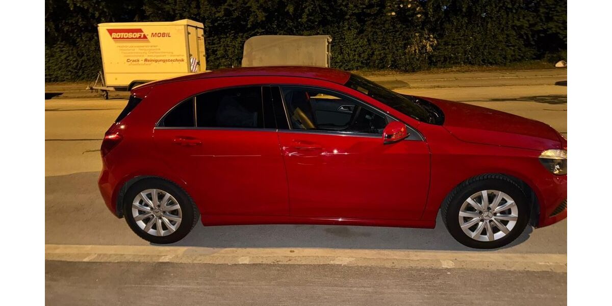 Mercedes-Benz A 180 93.839 km 10.750 &euro; München 81827