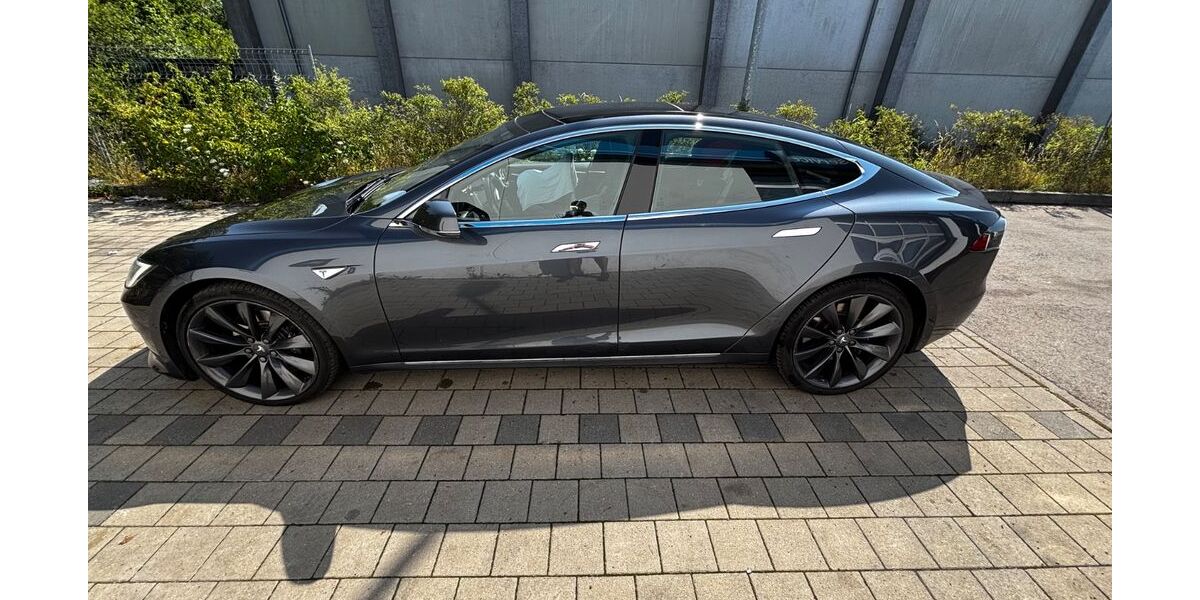 Tesla Model S 304.000 km 27.000 &euro; München 81735