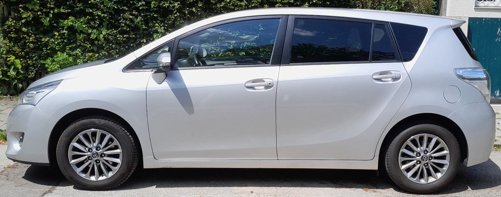 Toyota Verso 103.900 km 10.000 &euro; München 81925